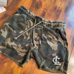 Clifford Lenox cotton leg day shorts 
Barley worn